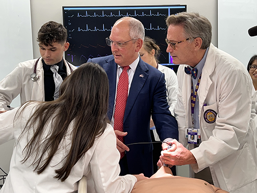 Dr Peter DeBlieux with Governor Edawards in a simulation scenario